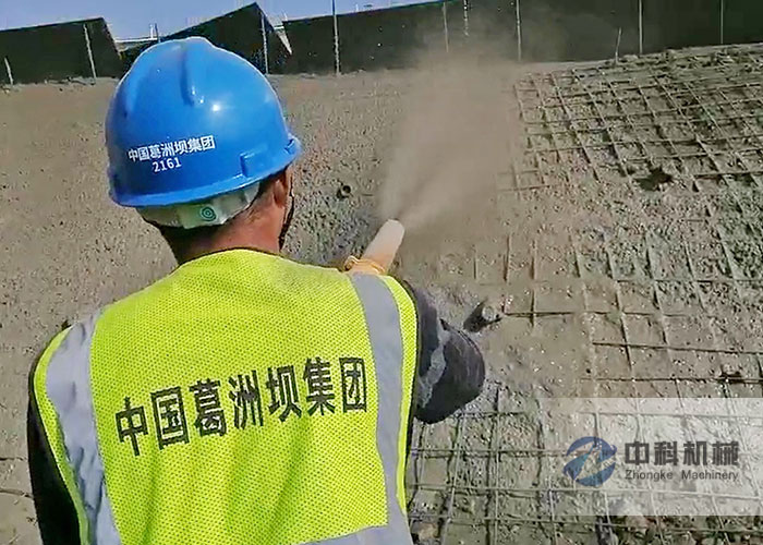 葛洲壩集團液壓濕噴機施工現場-3