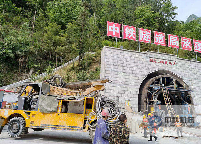 中鐵隧道局混凝土濕噴臺車施工現(xiàn)場