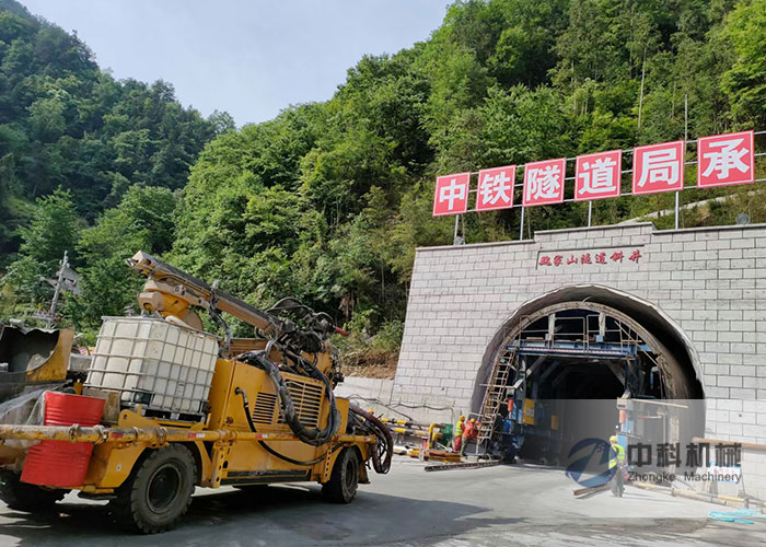 中鐵隧道局混凝土濕噴臺車施工現(xiàn)場-1